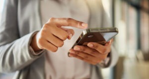 uomo che mette sotto controllo il cellulare della moglie