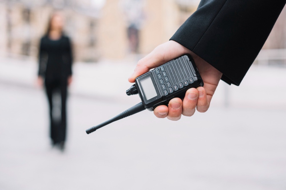 uomo con in mano una microspia radio per il controllo dell'infedeltà di una donna